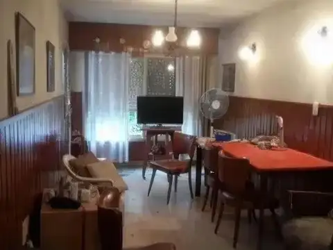 Casa Venta 4 dormitorios 1 baño - 210mts2 totales 180mts2 cubiertos- Banfield