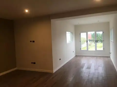 Casa 5 ambientes con 4 baños