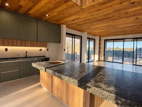 Casa 8 ambientes con 2 baños