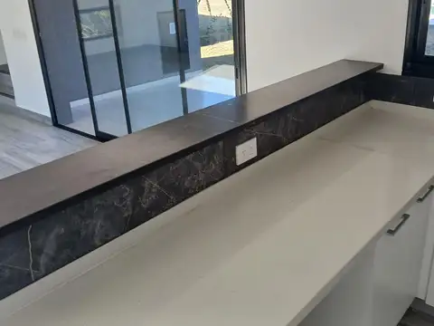 Casa en Alquiler con 3 cocheras