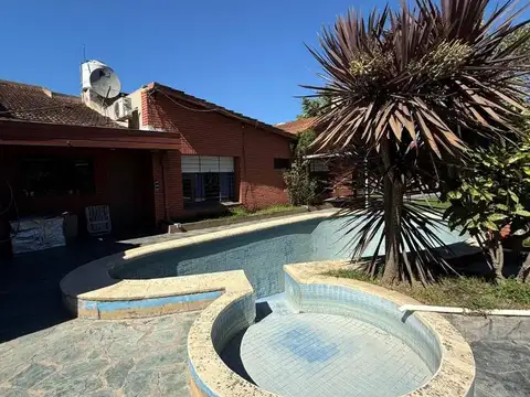 VENTA  CASA 4 AMBIENTES SOBRE DOS LOTES CON PISCINA