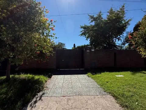 VENTA  CASA 4 AMBIENTES SOBRE DOS LOTES CON PISCINA