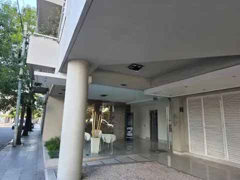 Excelente 3 Amb balcón c/ Cochera recién pintado   Edificio con amenities Piscina Parrilla Sauna Laundry