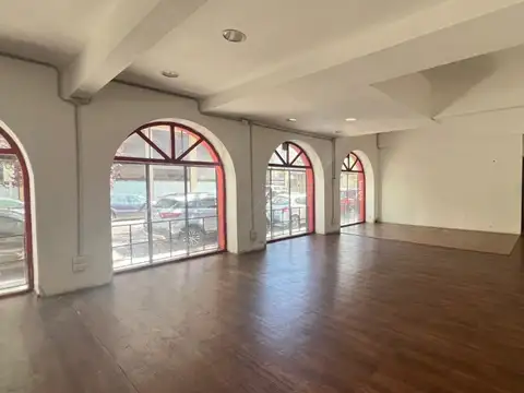 Local en Esquina, con Frente sobre Mitre y Moreno. Mitre 1999.-