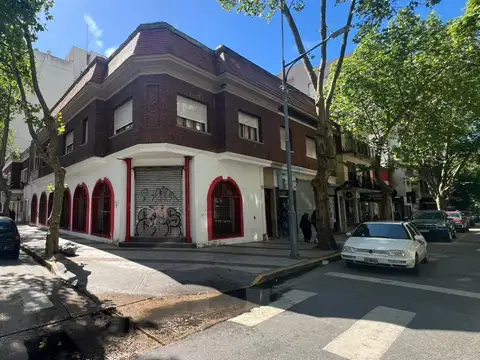 Local en Esquina, con Frente sobre Mitre y Moreno. Mitre 1999.-