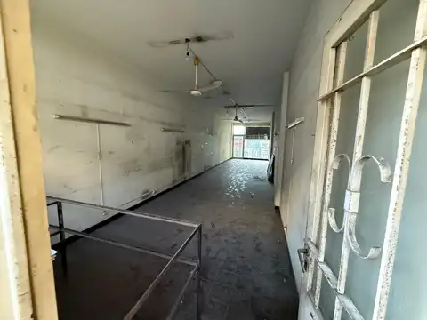 Venta| Local en galería al frente sobre avenida de 45m2. Excelente ubicación | Saavedra