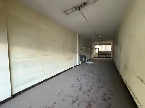 Venta| Local en galería al frente sobre avenida de 45m2. Excelente ubicación | Saavedra