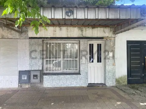 VENTA. LOCAL 120 Y 77. AL FRENTE SIN EXPENSAS.