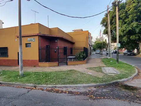 EN VENTA EN CASEROS CASA EN ESQUINA SOBRE LOTE DE 220M2 - FICHA 9093