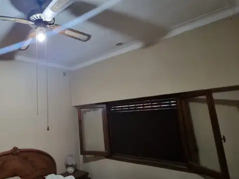 EN VENTA EN CASEROS CASA EN ESQUINA SOBRE LOTE DE 220M2 - FICHA 9093