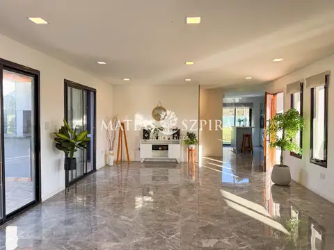 Casa 4 ambientes con 2 baños