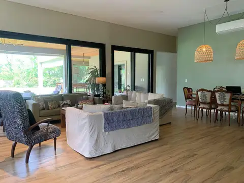 Casa en Alquiler Temporal con 2 cocheras