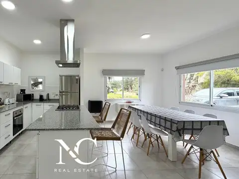 Casa 4 ambientes con 2 baños