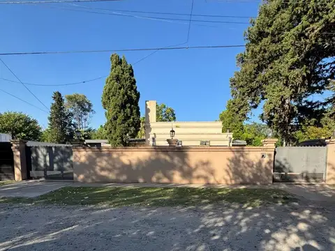 Venta Casa 5 Amb. sobre Doble Lote con Piscina