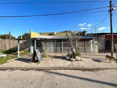 Casa 2 dormitorios con local a mts. Av. San Martin!