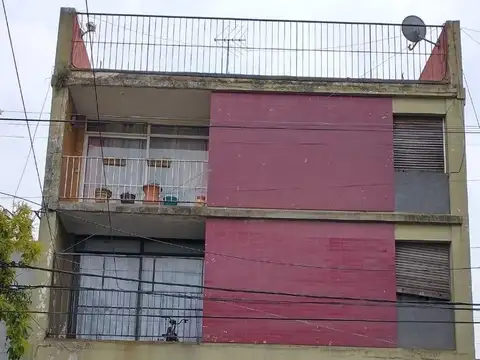 Dpto. de 4 amb. 2 piso al frente con ascensor
