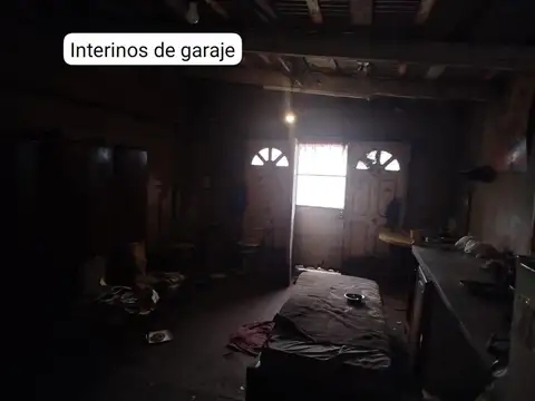 Casa a refaccionar en Lamadrid 723 con jardín y garaje
