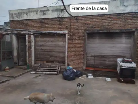 Casa a refaccionar en Lamadrid 723 con jardín y garaje
