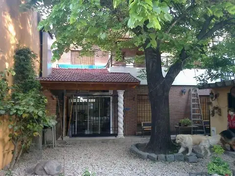 Casa 6 ambientes con 2 baños