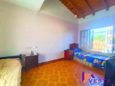 Casa 8 ambientes con 2 baños