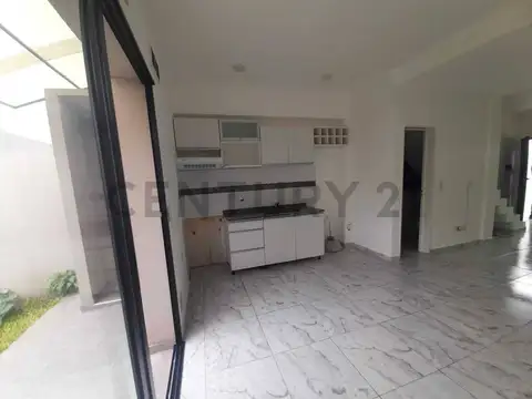 Casa en Alquiler con 1 cochera