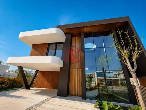 Casa en Alquiler con 2 cocheras