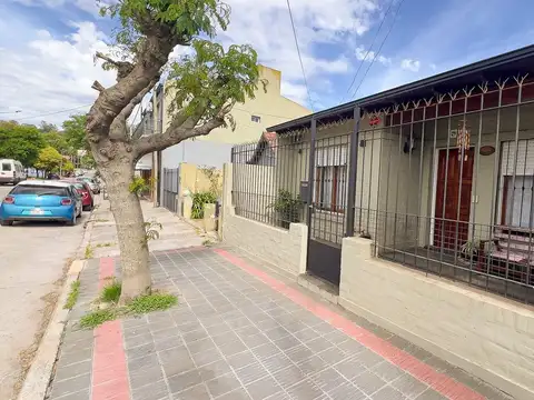 EN VENTA CHALET 3 DORM. GARAGE QUINCHO PATIOS