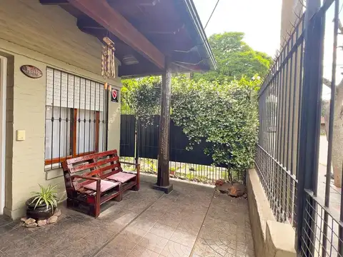 EN VENTA CHALET 3 DORM. GARAGE QUINCHO PATIOS