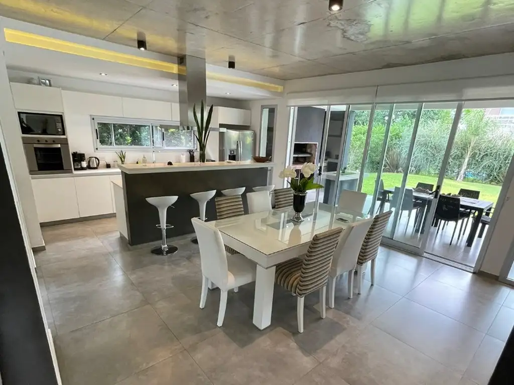 Casa - 1  m² Cubierta | 3 dormitorios | 4 baños | 4 ambientes | Excelente | 500  m² Terreno