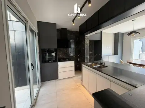 Casa en Alquiler con 2 cocheras