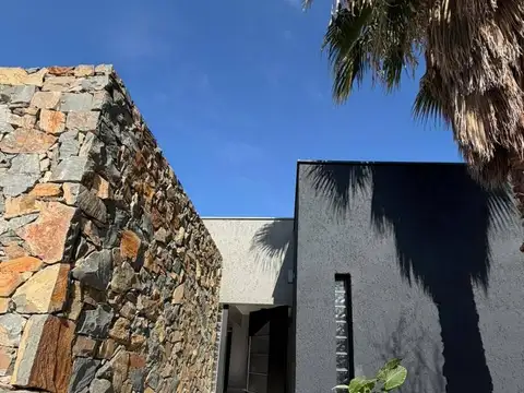 Openhouse group alquila moderna casa totalmente amoblada en bº lomas de terrada