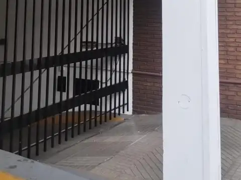 Cochera en  Laprida  al 1300, planta baja muy comoda, frente colegi Cristo Rey.