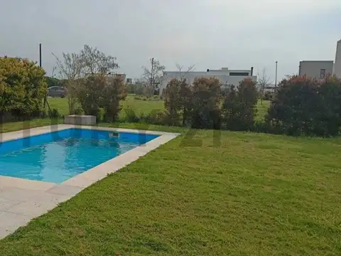 Casa en Alquiler con 1 cochera