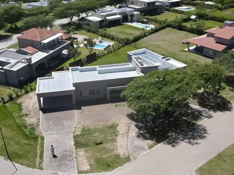 Casa en Venta en Praderas De San Lorenzo, USD 400.000