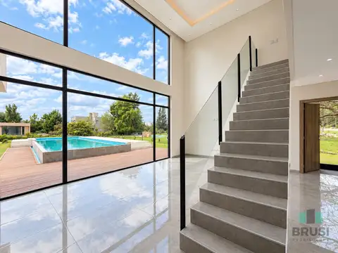 Casa en Venta con 6 cocheras