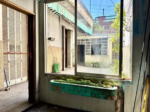 VENTA CASA 5 AMBIENTES FLORESTA A REFACCIONAR