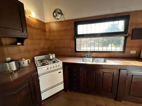 Casa 4 ambientes con 2 baños