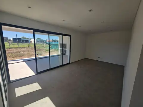 Casa en Venta en Pilar del Este - Santa Lucia, USD 215.000