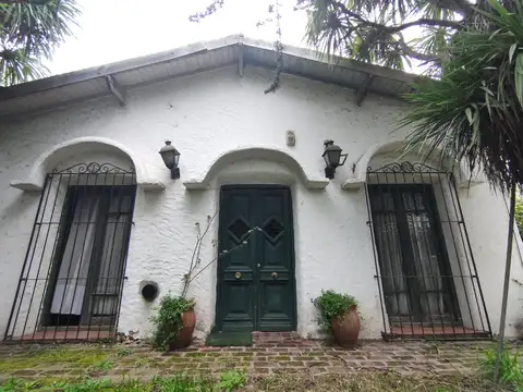 CASA 4 AMBIENTES ESTILO COLONIAL - BARRIO GROSELLAR - APTO CREDITO