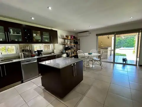 VENTA CASA 4 DORM EN B° PRIVADO VILLA OLIVOS, KM36