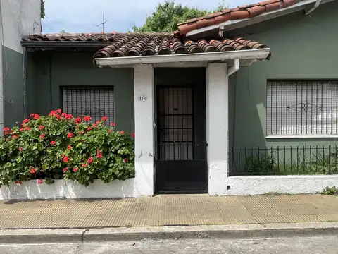 Venta PH 3 ambientes al frente con patio en Martín Coronado a reciclar