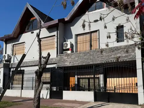 Martin Coronado Chalet 5 Ambientes 3 Baños Piscina Cochera F: 10637