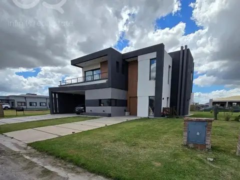 Casa en alquiler en Barrio Privado El Rebenque – 5 ambientes, pileta, parrilla y suite con terraza