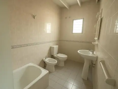 Casa 5 ambientes con 3 baños
