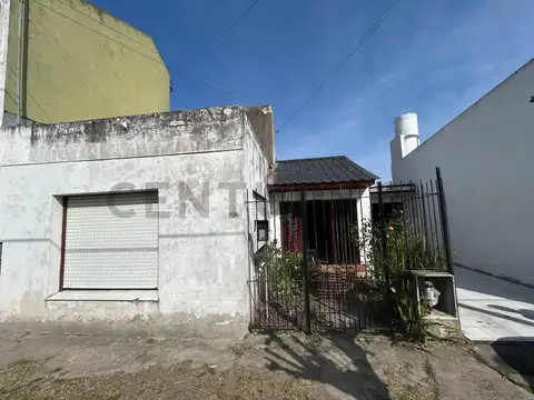 Casa 5 ambientes con unidad independiente y cochera para dos autos