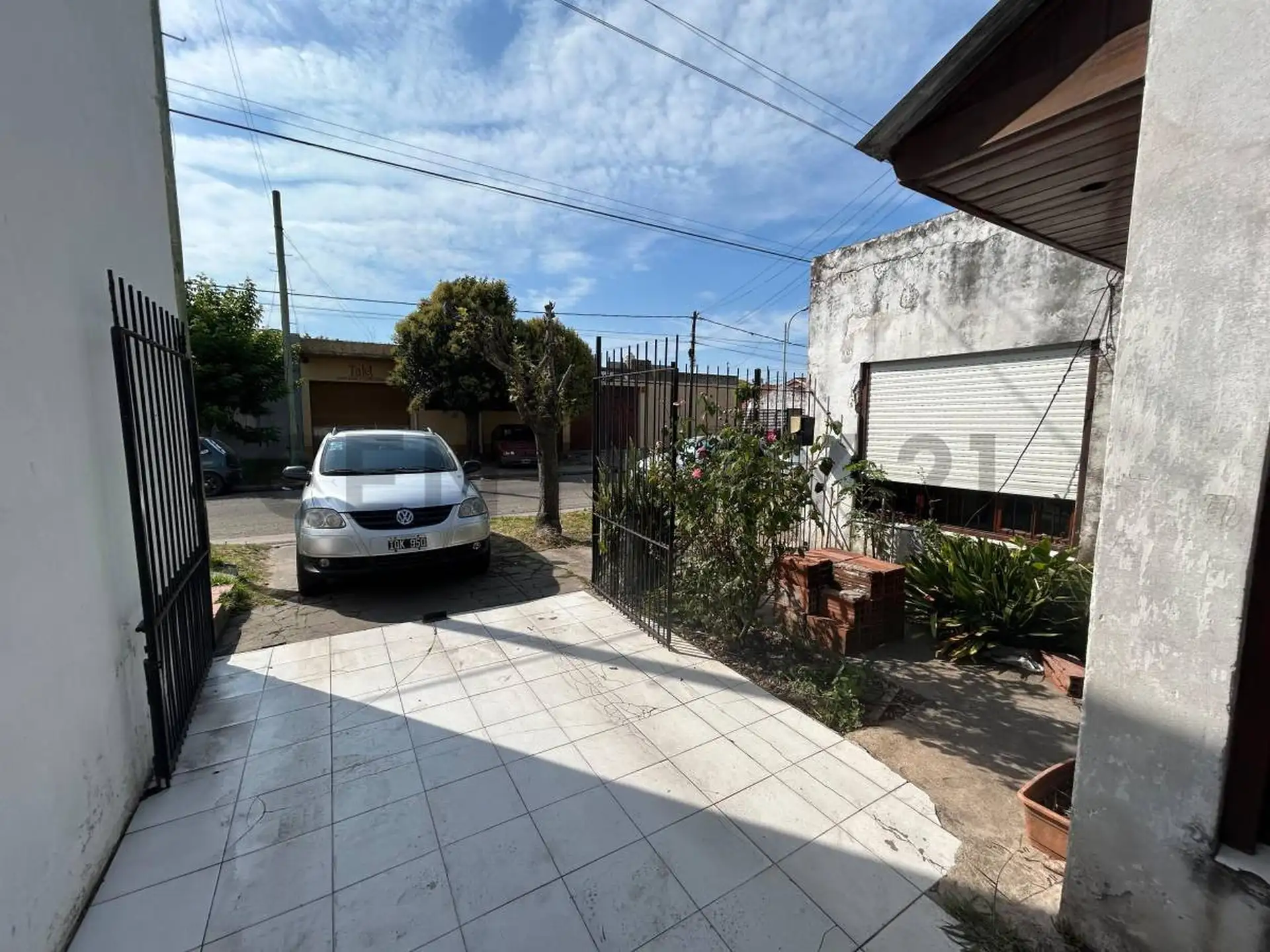 Casa 5 ambientes con unidad independiente y cochera para dos autos