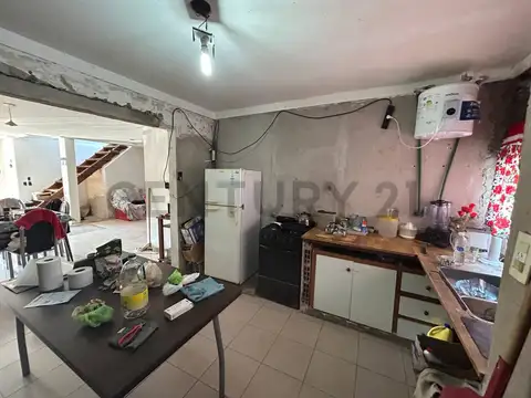 Casa 5 ambientes con unidad independiente y cochera para dos autos
