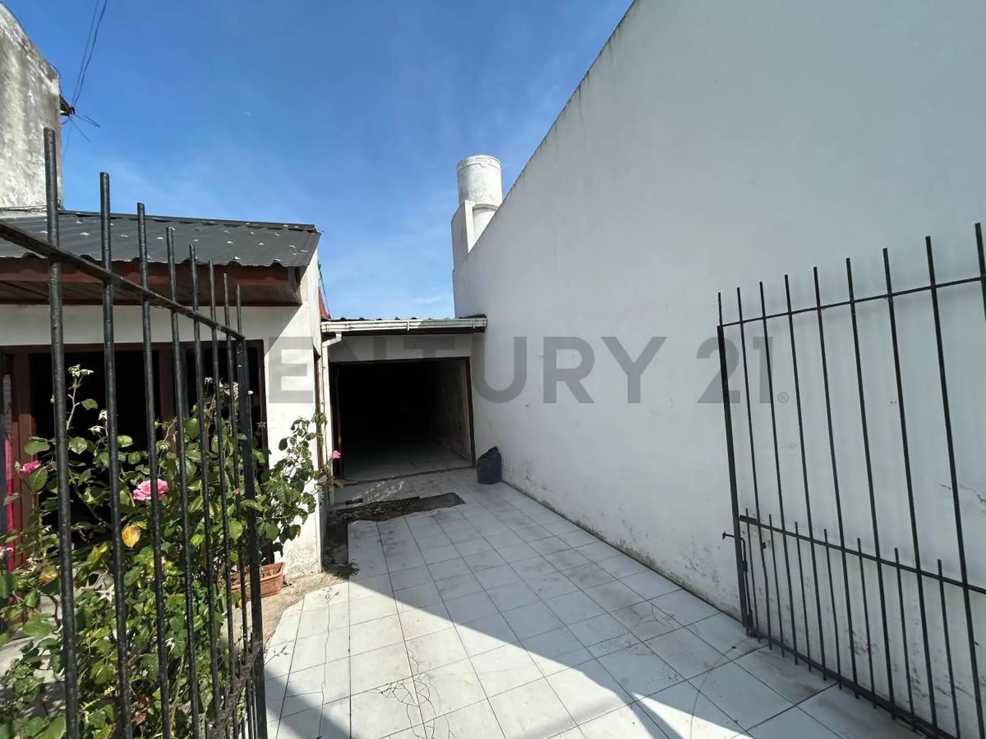 Casa 5 ambientes con unidad independiente y cochera para dos autos