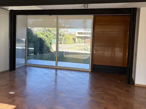 Casa 9 ambientes con 4 baños