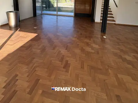 Casa en Venta con 3 cocheras